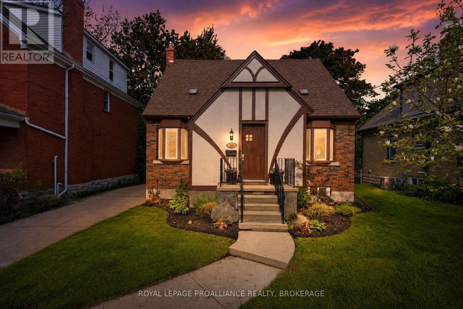 <div class="slider-price">$950,000</div><p>204 Collingwood Street, Kingston, Ontario</p>