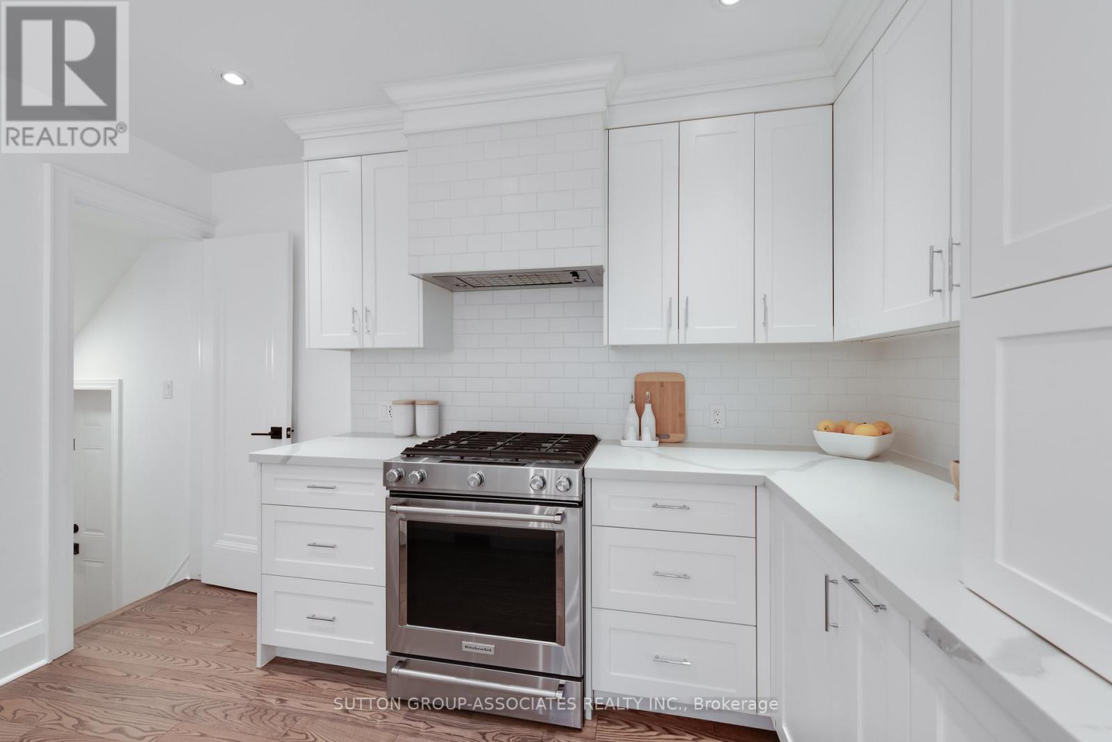 8 Dundurn Crescent, Toronto, Ontario  M6C 1H5 - Photo 17 - C13208888