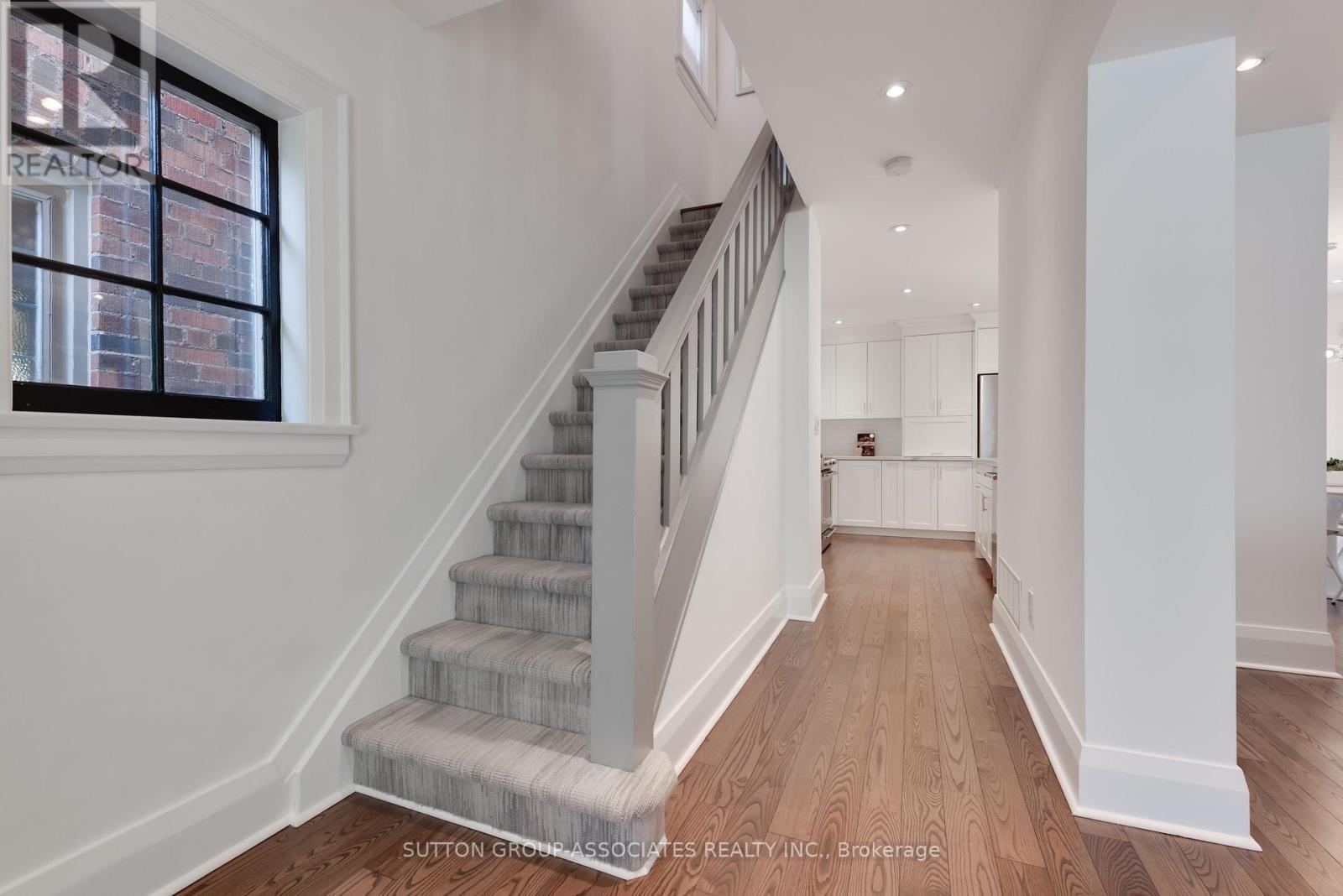 8 Dundurn Crescent, Toronto, Ontario  M6C 1H5 - Photo 4 - C13208888