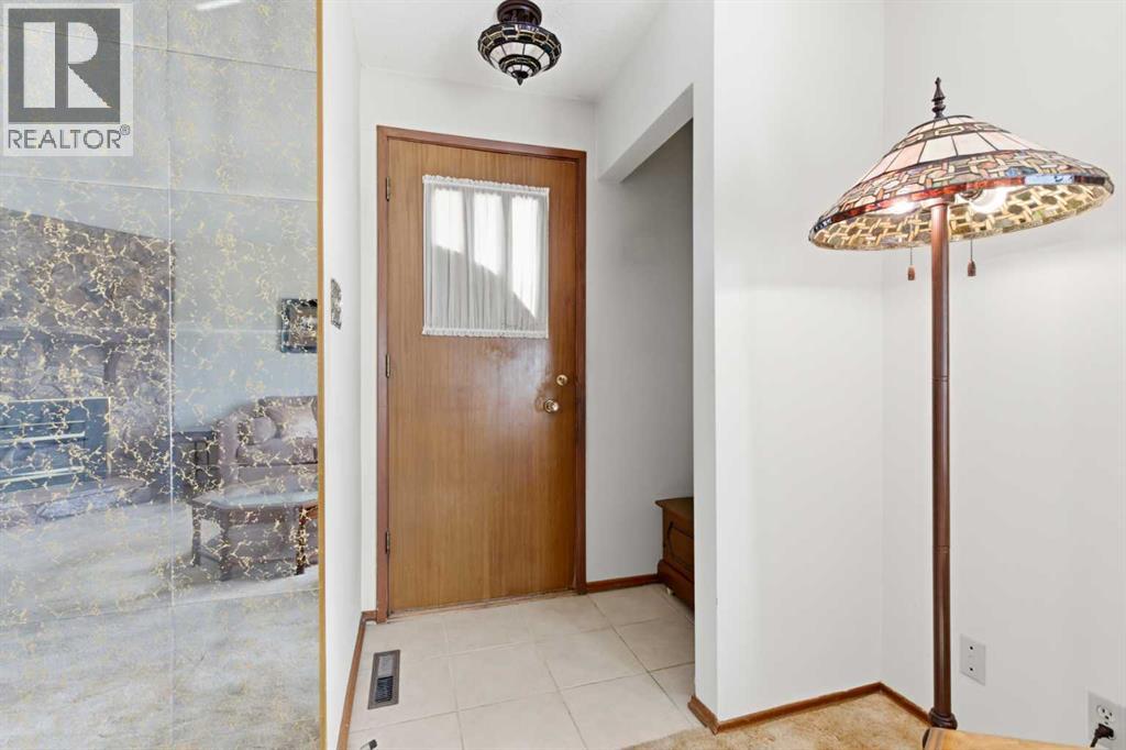 6215 Thorncliffe Drive NW, Calgary, Alberta T2K 3A6 - Photo 4 - A2308292