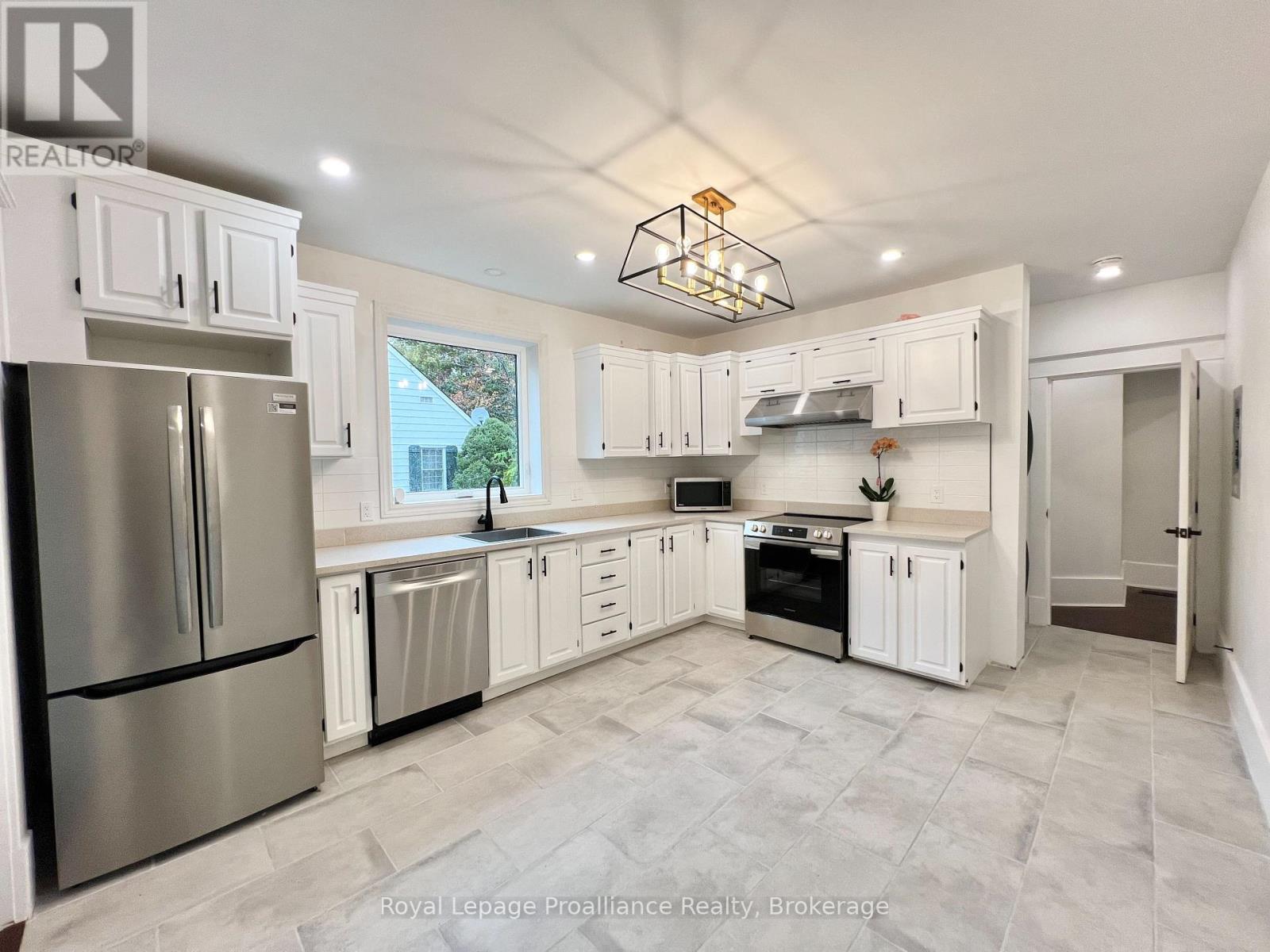 B - 220 Foster Avenue, Belleville, Ontario  K8N 3R2 - Photo 4 - X13209258
