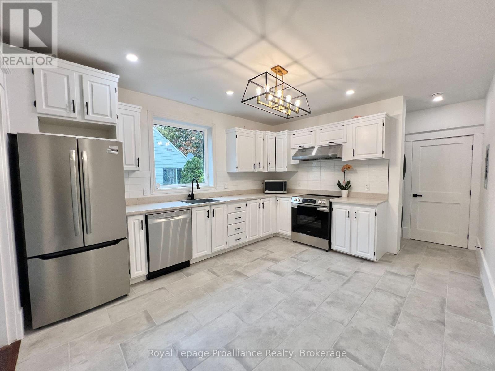 B - 220 Foster Avenue, Belleville, Ontario  K8N 3R2 - Photo 6 - X13209258