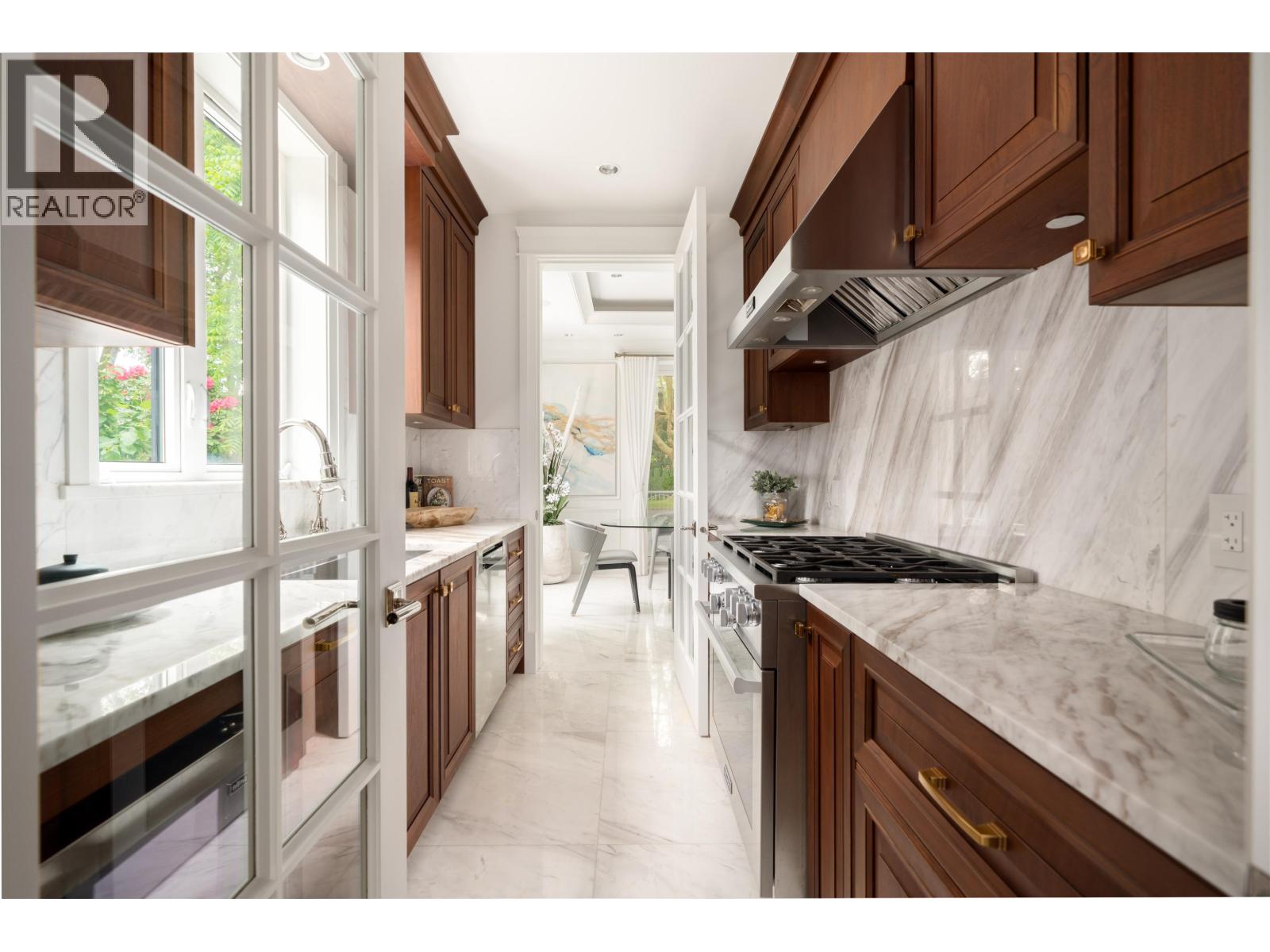 Listing Picture 10 of 40 : 5188 YEW STREET, Vancouver / 溫哥華 - 魯藝地產 Yvonne Lu Group - MLS Medallion Club Member