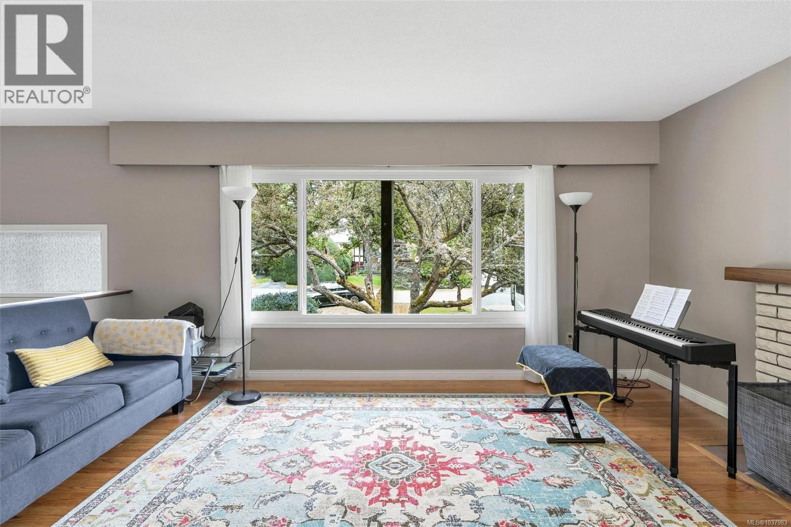 3958 Emerald Pl, Saanich, British Columbia V8P 4T6 - Photo 4 - 1037983