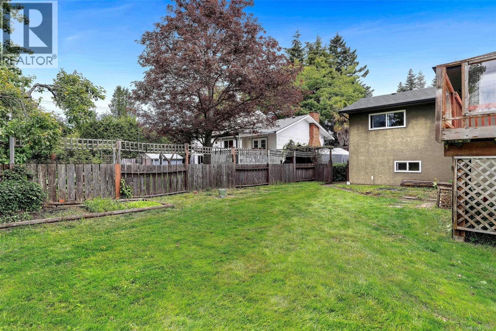 3958 Emerald Pl, Saanich, British Columbia V8P 4T6 - Photo 44 - 1037983