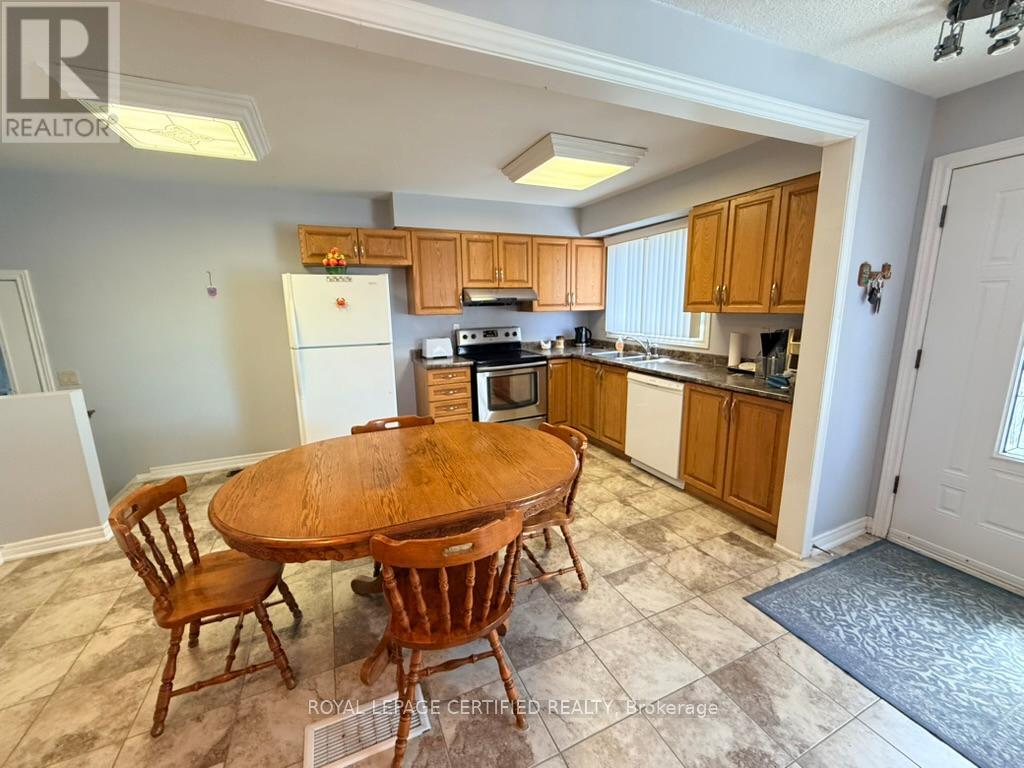 36 Watson Crescent, Brampton, Ontario  L6W 1E7 - Photo 4 - W13101054