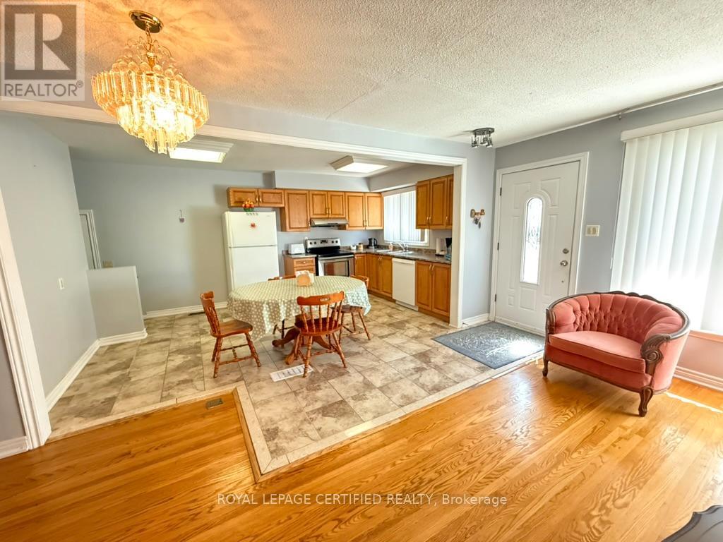 36 Watson Crescent, Brampton, Ontario  L6W 1E7 - Photo 3 - W13101054