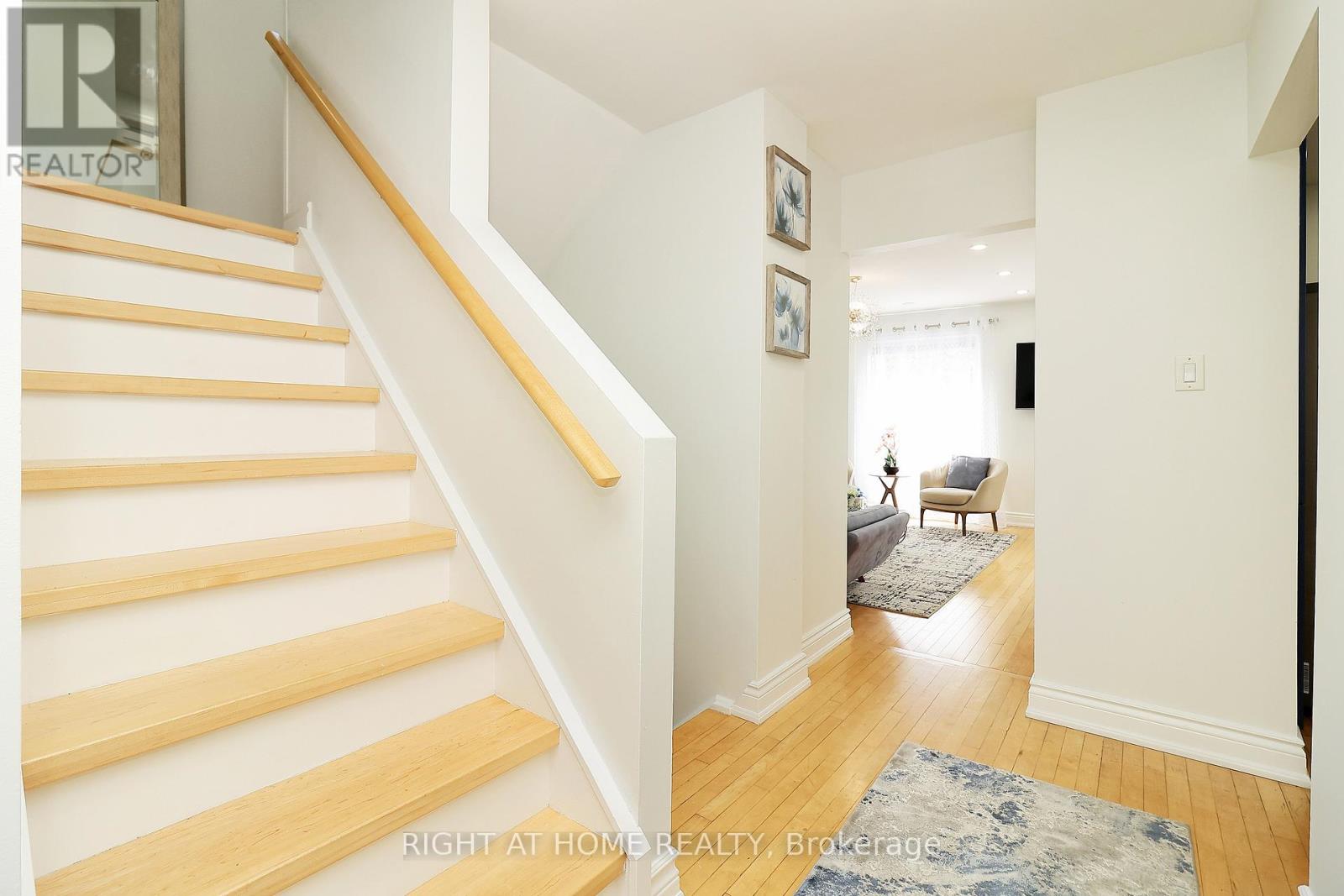 284 Belfast Court, Oshawa, Ontario  L1J 6K7 - Photo 4 - E13209376