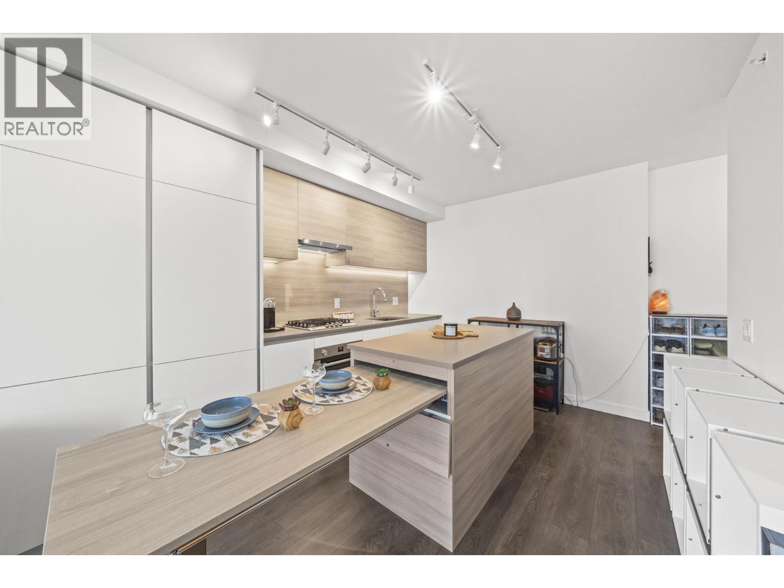 1303 652 Whiting Way, Coquitlam, British Columbia  V3J 0K3 - Photo 3 - R3129211