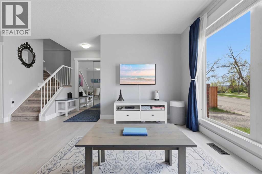 160 Silvergrove Hill NW, Calgary, Alberta  T3B 4Z5 - Photo 4 - A2312337