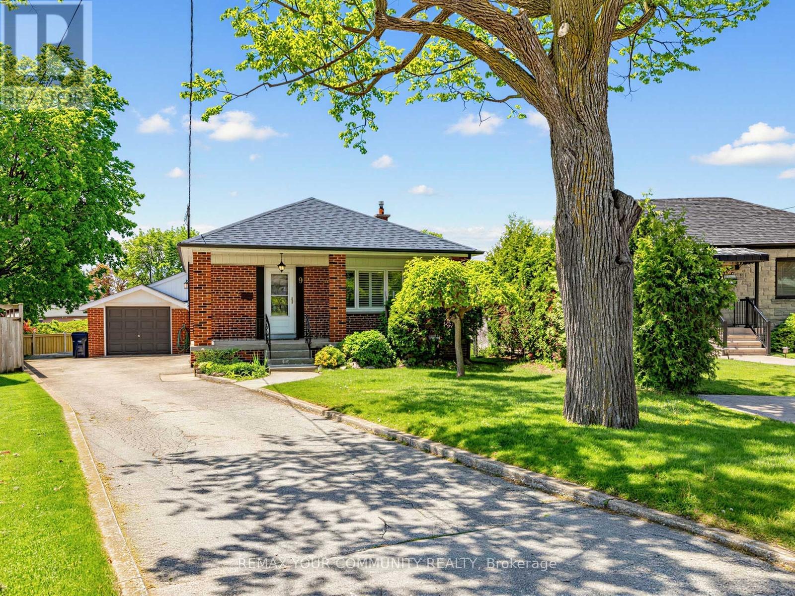 <div class="slider-price">$998,900</div><p>9 Letchworth Crescent, Toronto, Ontario</p>