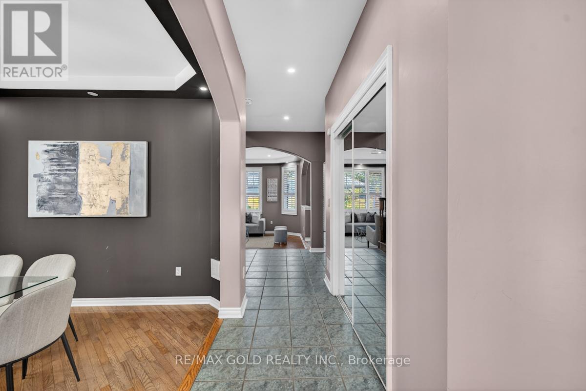 61 Whitwell Drive, Brampton, Ontario  L6P 1E5 - Photo 8 - W13209244
