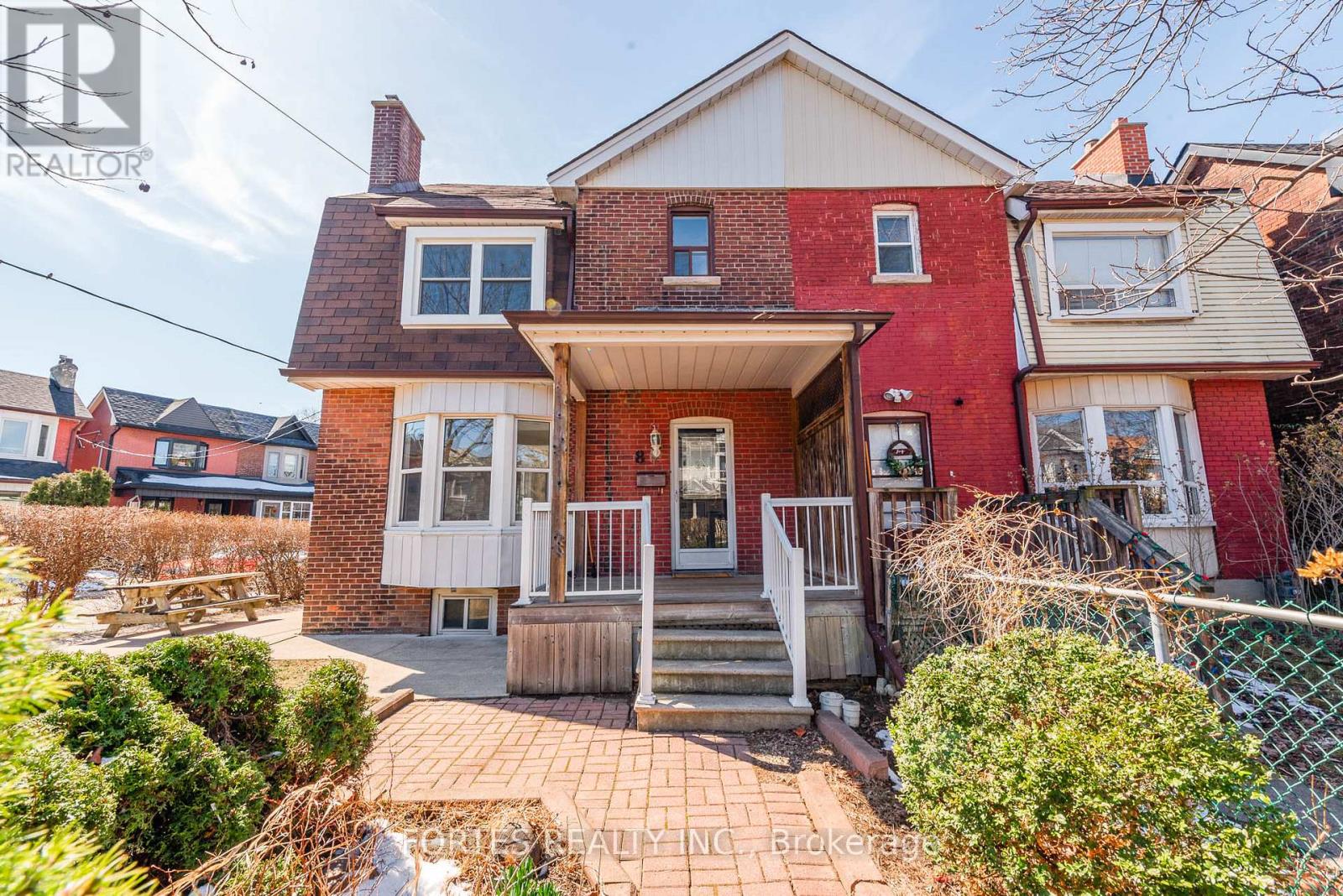 <div class="slider-price">$850,000</div><p>8 Spring Grove Avenue, Toronto, Ontario</p>
