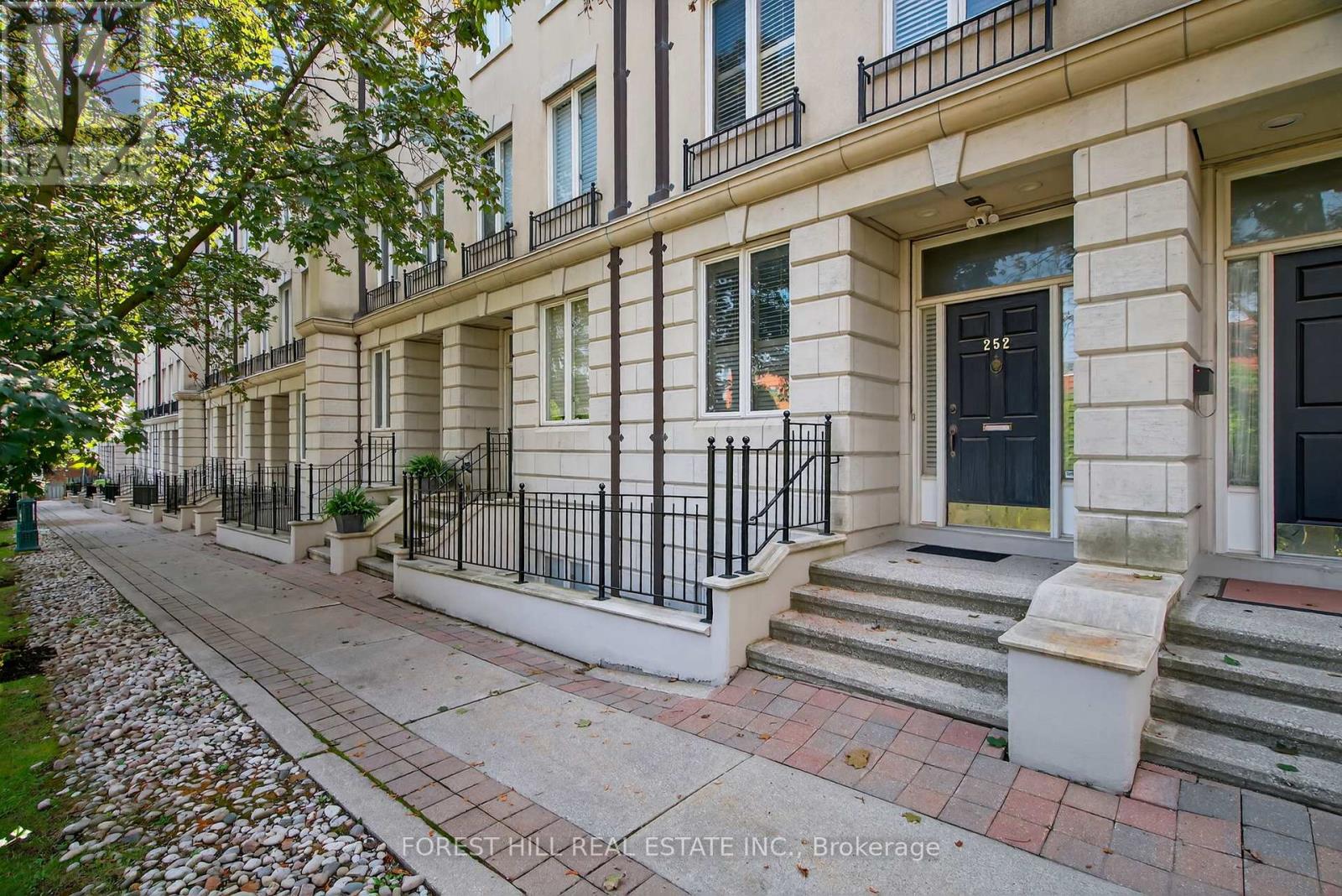 252 SPADINA ROAD, Toronto, Ontario