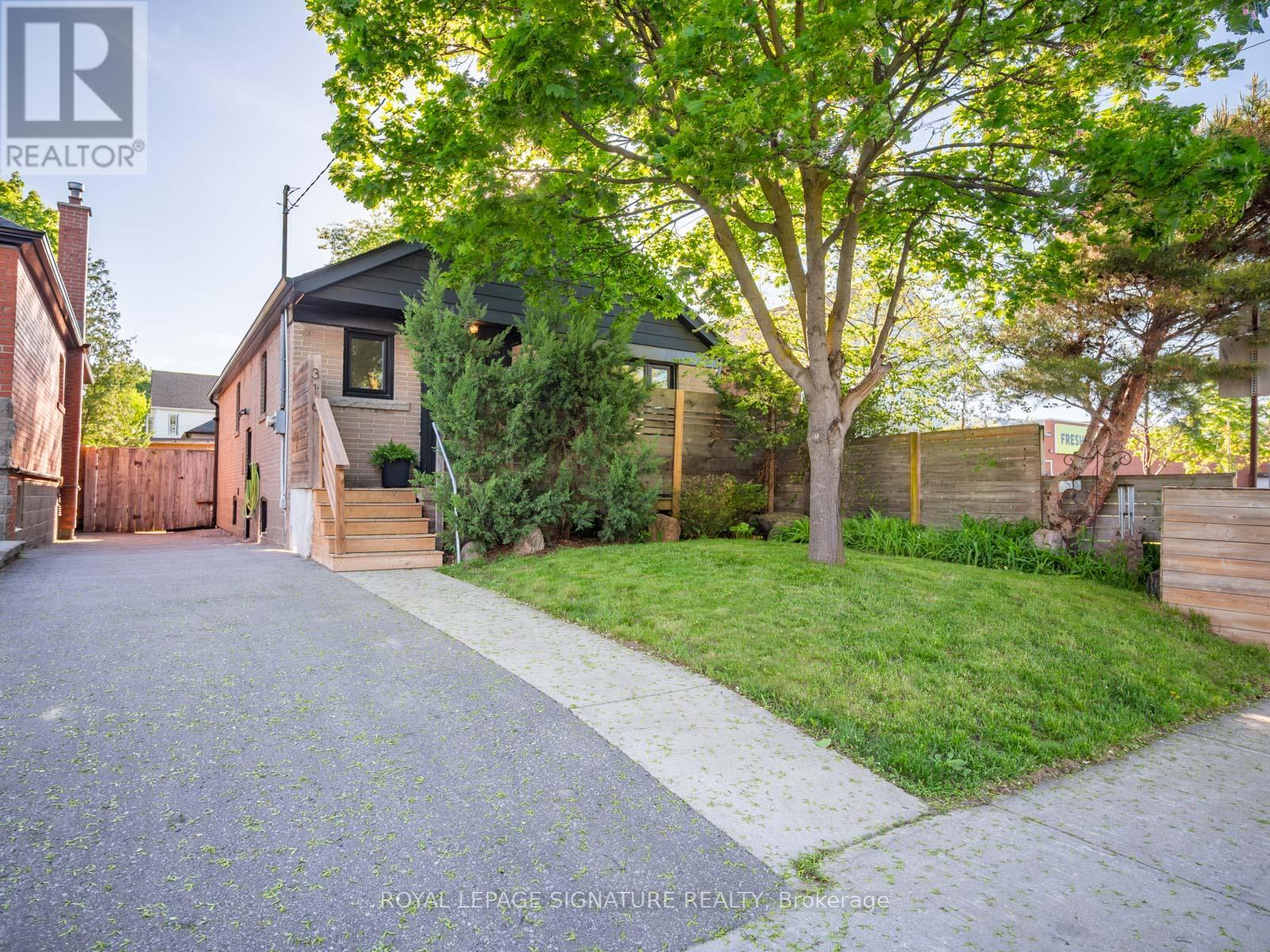 <div class="slider-price">$999,999</div><p>316 Blantyre Avenue, Toronto, Ontario</p>