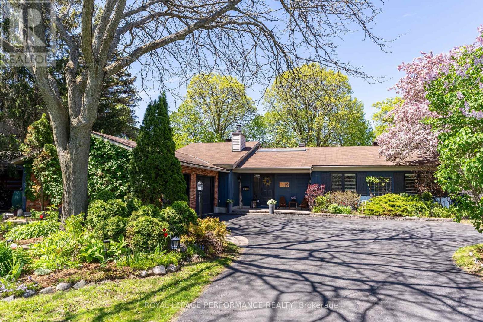 19 COLLEY STREET, Ottawa, Ontario