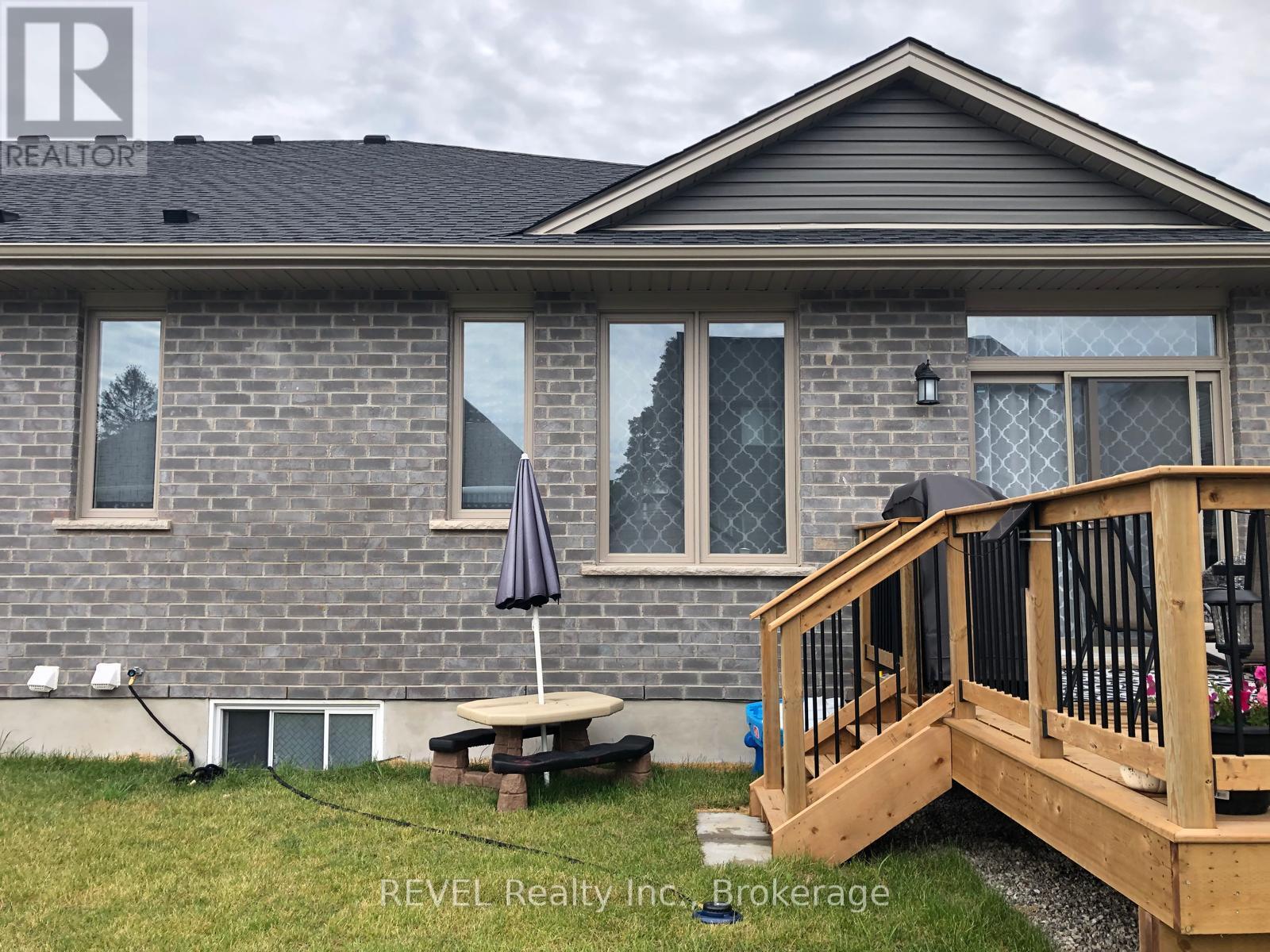 155 Denrich Avenue, Tillsonburg, Ontario  N4G 0H3 - Photo 3 - X13209940