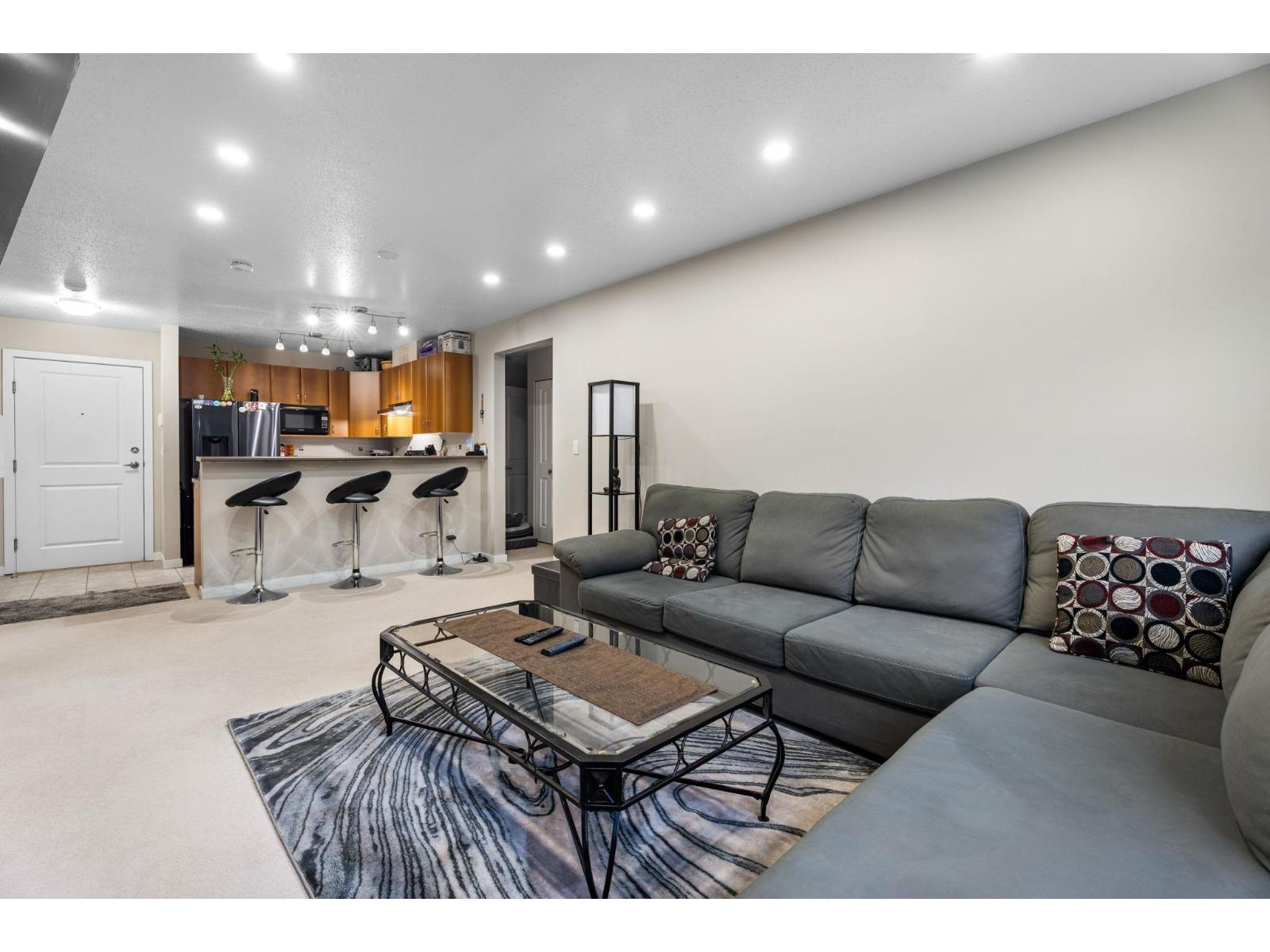 203 14885 105 Avenue, Surrey, British Columbia  V3R 2V6 - Photo 3 - R3129232