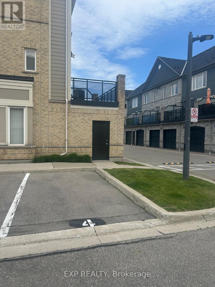 5035 Oscar Peterson Parking Boulevard, Mississauga, Ontario L5M 0P4 - Photo 2 - W13209872