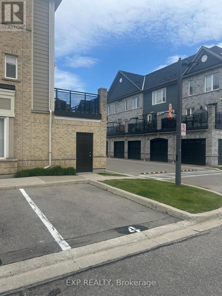5035 Oscar Peterson Parking Boulevard, Mississauga, Ontario L5M 0P4 - Photo 3 - W13209872