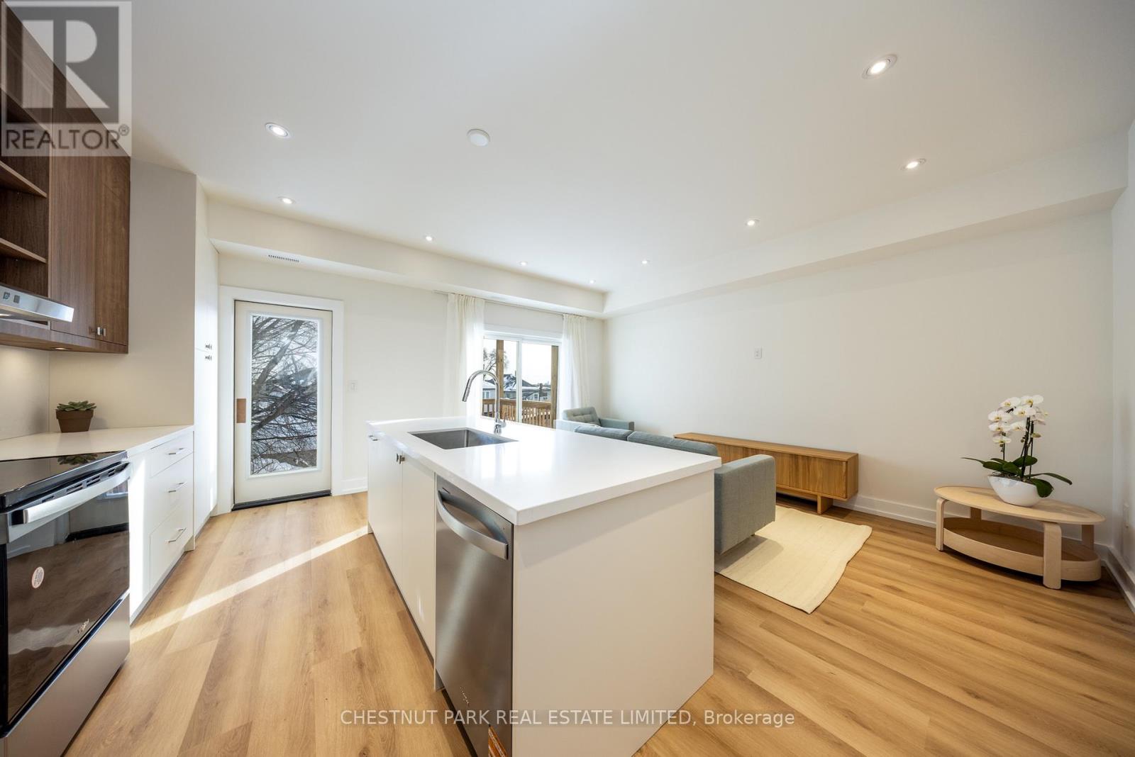 D - 29 Hatherley Road, Toronto, Ontario  M6E 1V8 - Photo 12 - W13209924