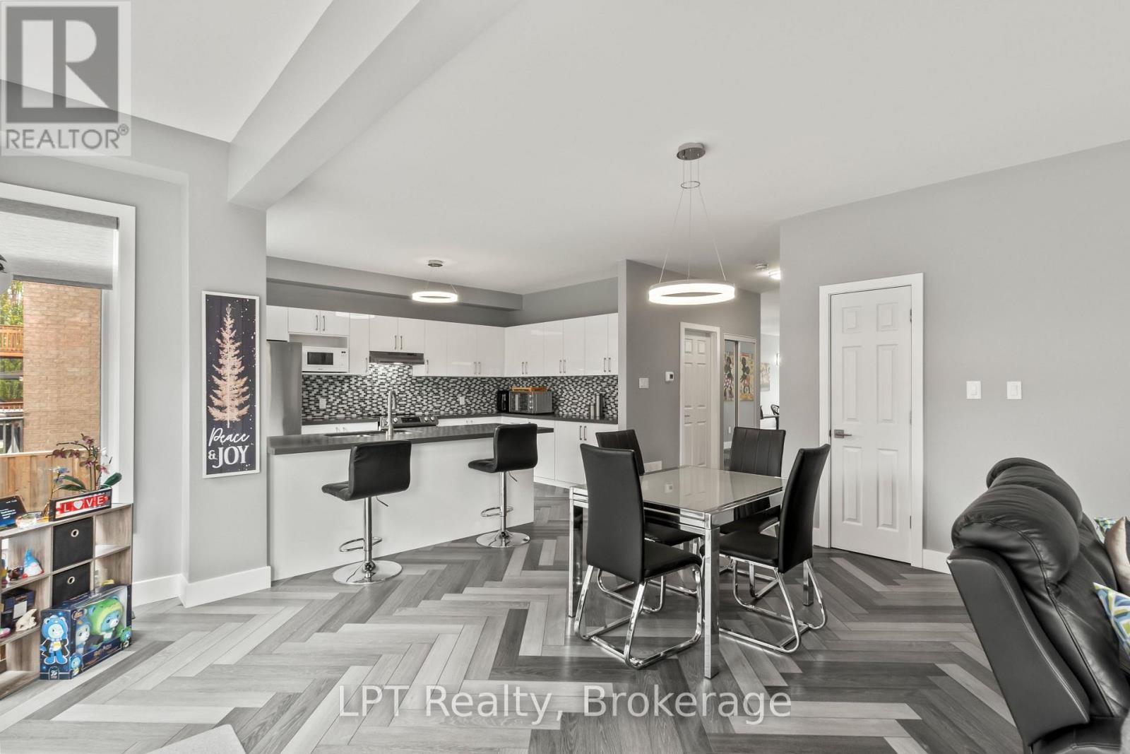 111 Bayview Avenue, Georgina, Ontario  L4P 3Z3 - Photo 12 - N13210280