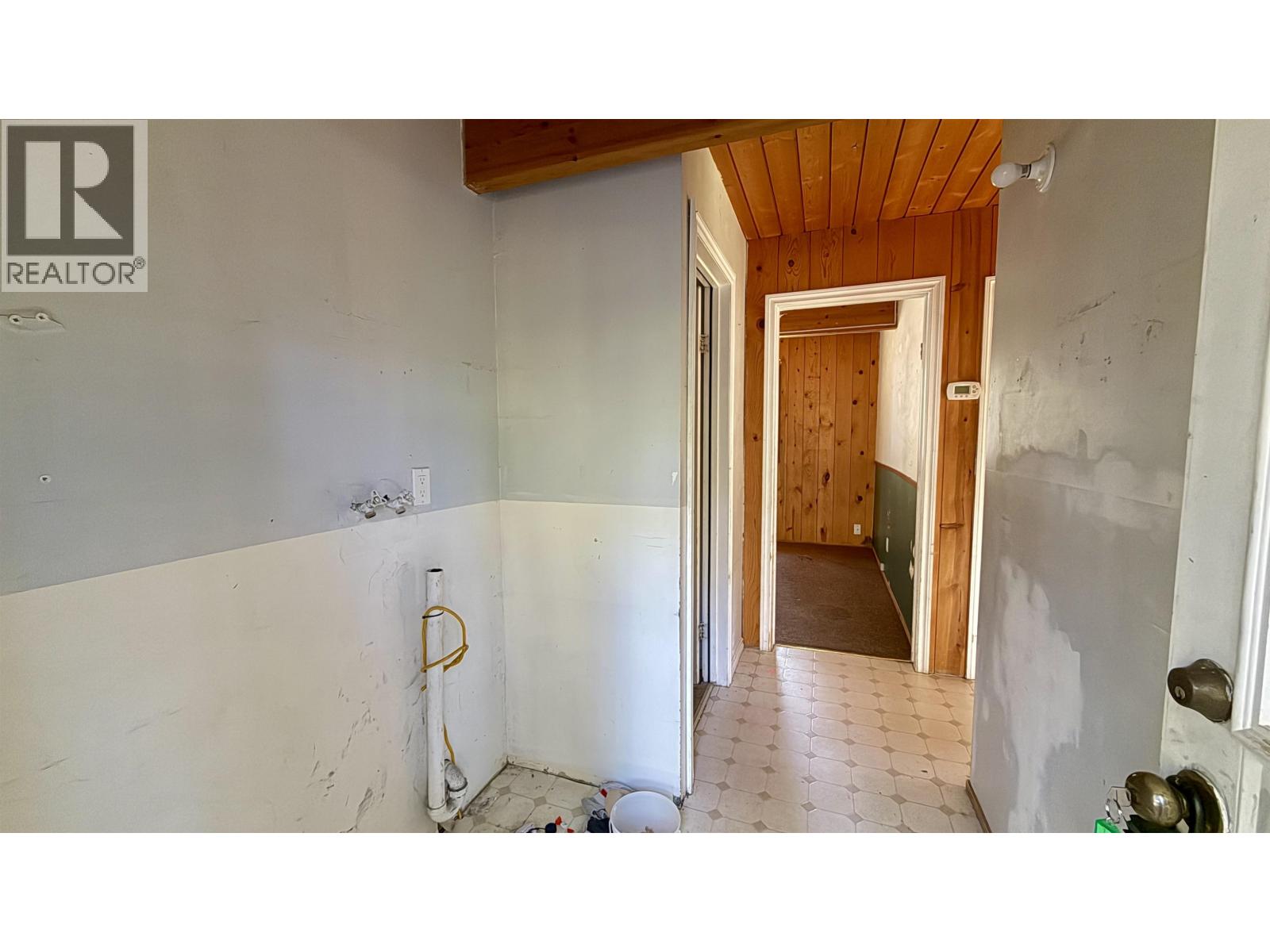 4834 Gloinnzun Drive, 108 Mile Ranch, British Columbia  V0K 2Z0 - Photo 14 - R3129335