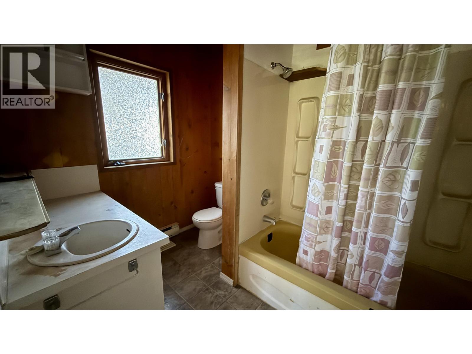 4834 Gloinnzun Drive, 108 Mile Ranch, British Columbia  V0K 2Z0 - Photo 7 - R3129335