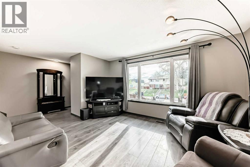 3014 Doverville Crescent Se, Calgary, Alberta  T2B 1T9 - Photo 6 - A2311619