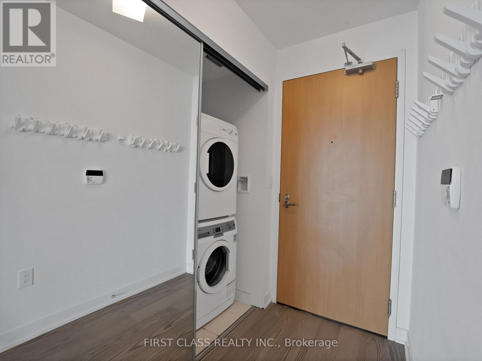 6011 - 11 Wellesley Street W, Toronto, Ontario  M4Y 0G4 - Photo 3 - C13210084