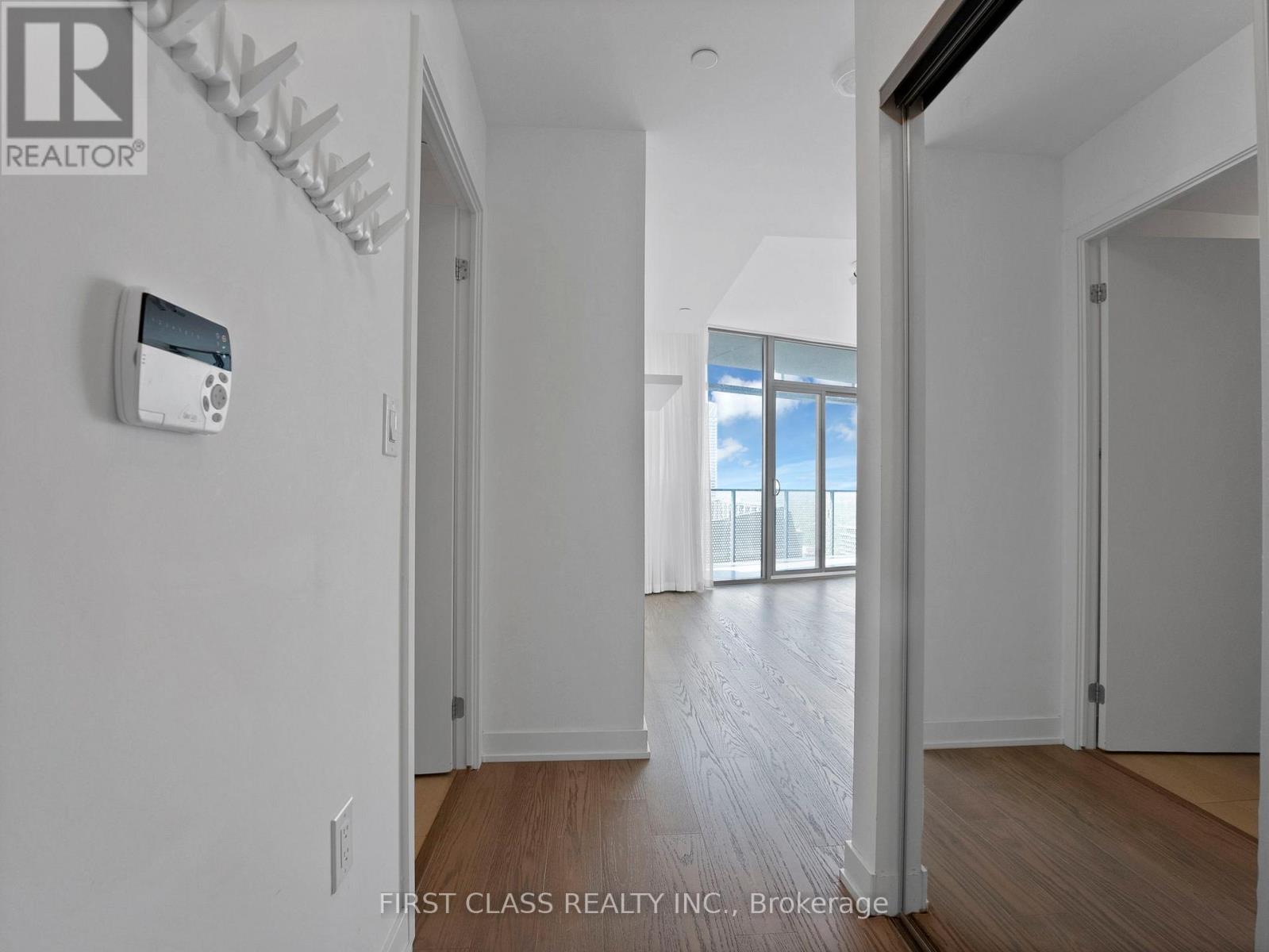6011 - 11 Wellesley Street W, Toronto, Ontario  M4Y 0G4 - Photo 4 - C13210084