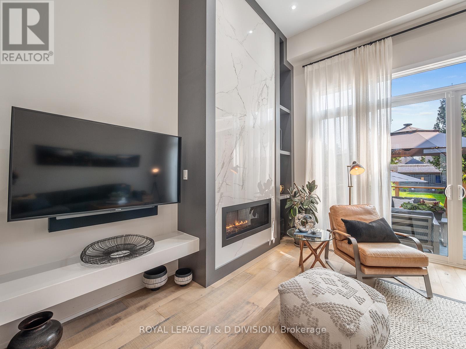 221 Virginia Avenue, Toronto, Ontario  M4C 2T6 - Photo 17 - E13210384