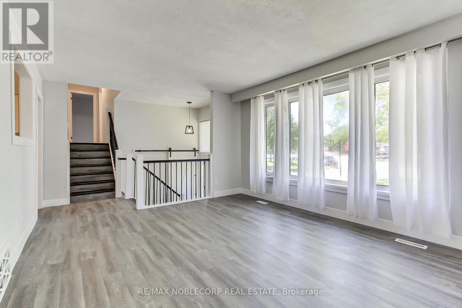 17 Larkdale Crescent, Essa, Ontario  L0M 1B0 - Photo 13 - N13210120