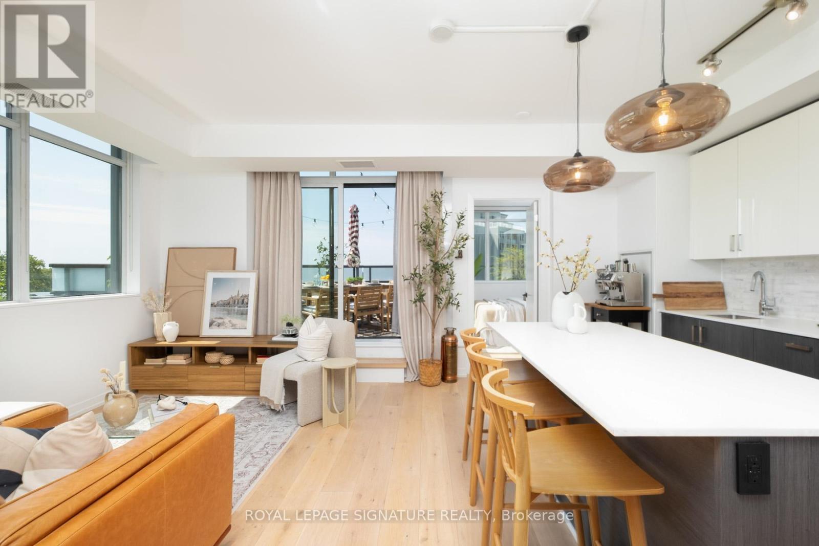 <div class="slider-price">$1,049,000</div><p>610 - 36 Howard Park Avenue, Toronto, Ontario</p>