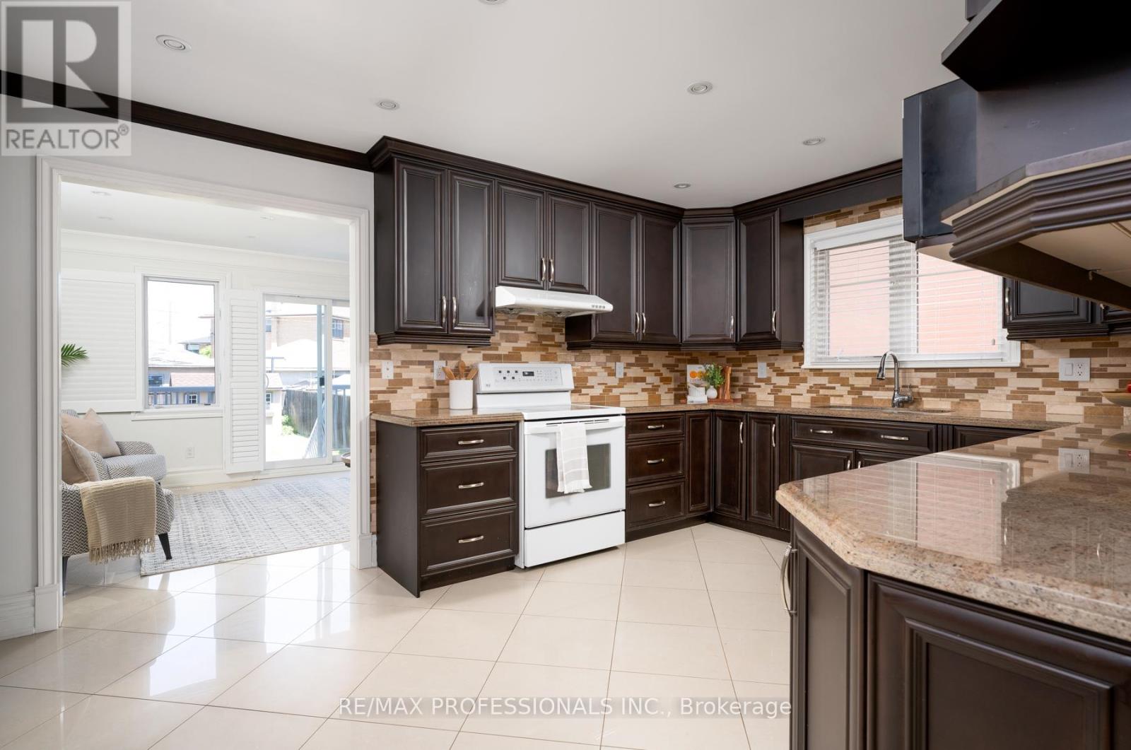 84 Harding Avenue, Toronto, Ontario  M6M 3A5 - Photo 17 - W13210324