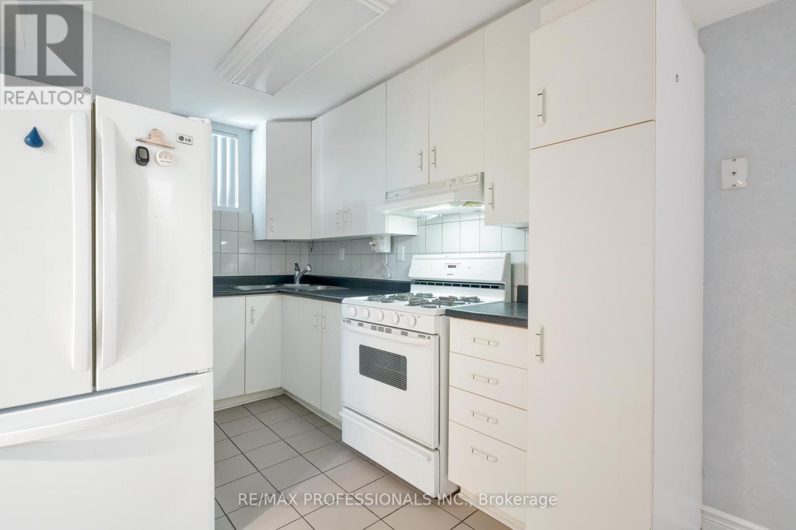 84 Harding Avenue, Toronto, Ontario  M6M 3A5 - Photo 40 - W13210324