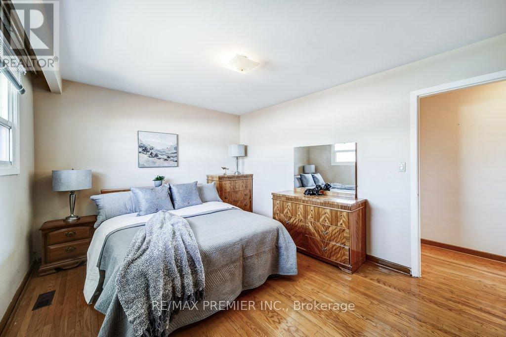 334 Rimilton Avenue, Toronto, Ontario  M8W 2E4 - Photo 22 - W12926282