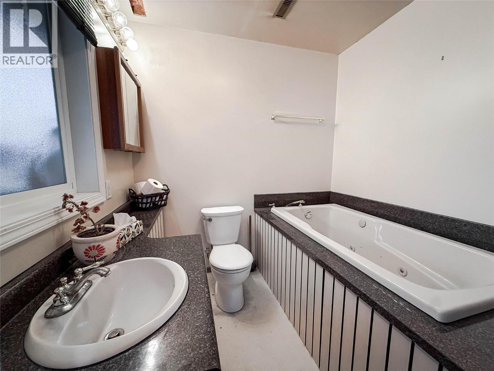 2300 Mcbride Street, Trail, British Columbia  V1R 4N8 - Photo 41 - 10389081