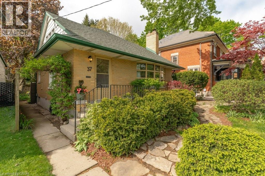 37 Central Street, Waterloo, Ontario  N2L 3A7 - Photo 1 - 40833865