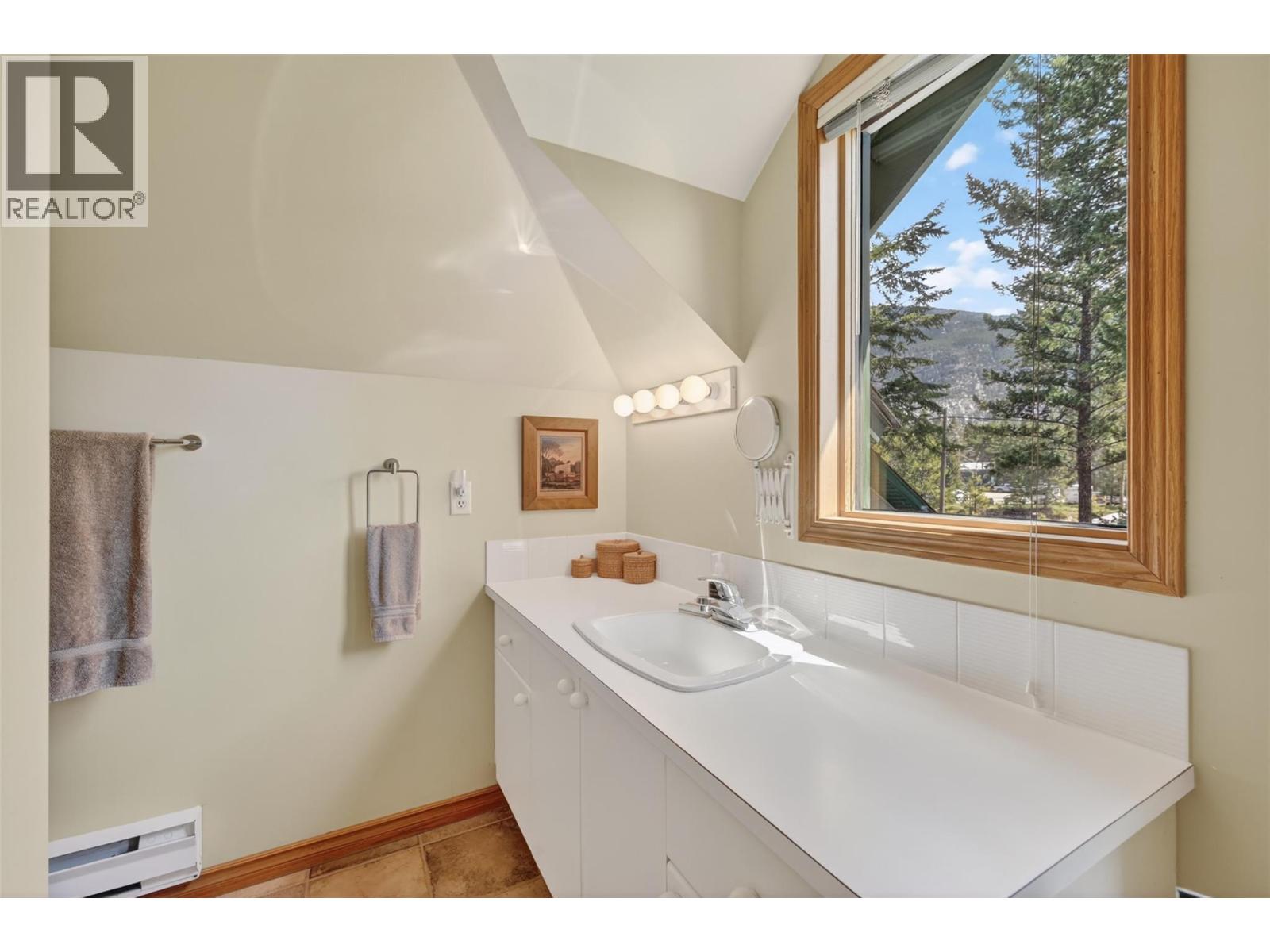 1067 Timberhill Place, Windermere, British Columbia  V0A 1K3 - Photo 24 - 10389083