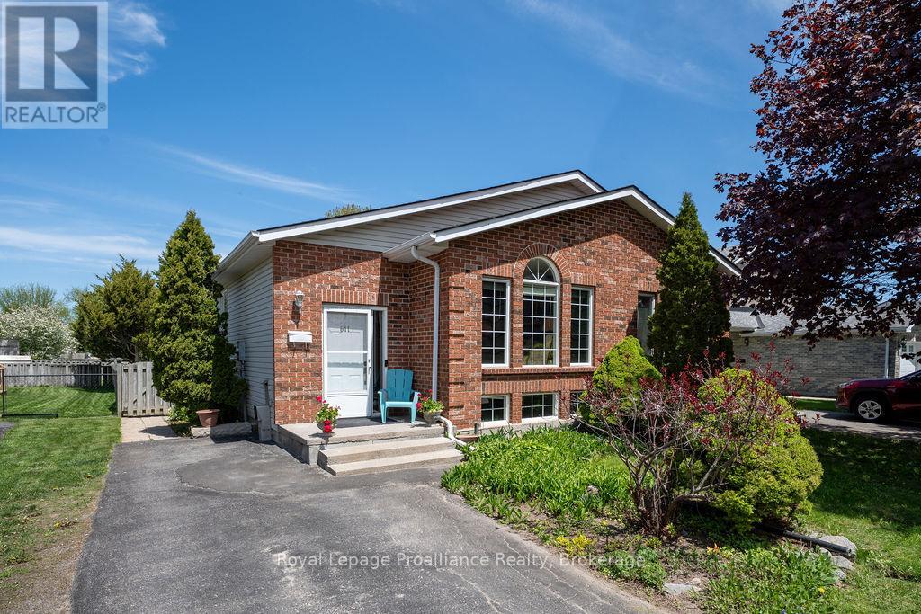 611 BARNSLEY CRESCENT, Kingston, Ontario