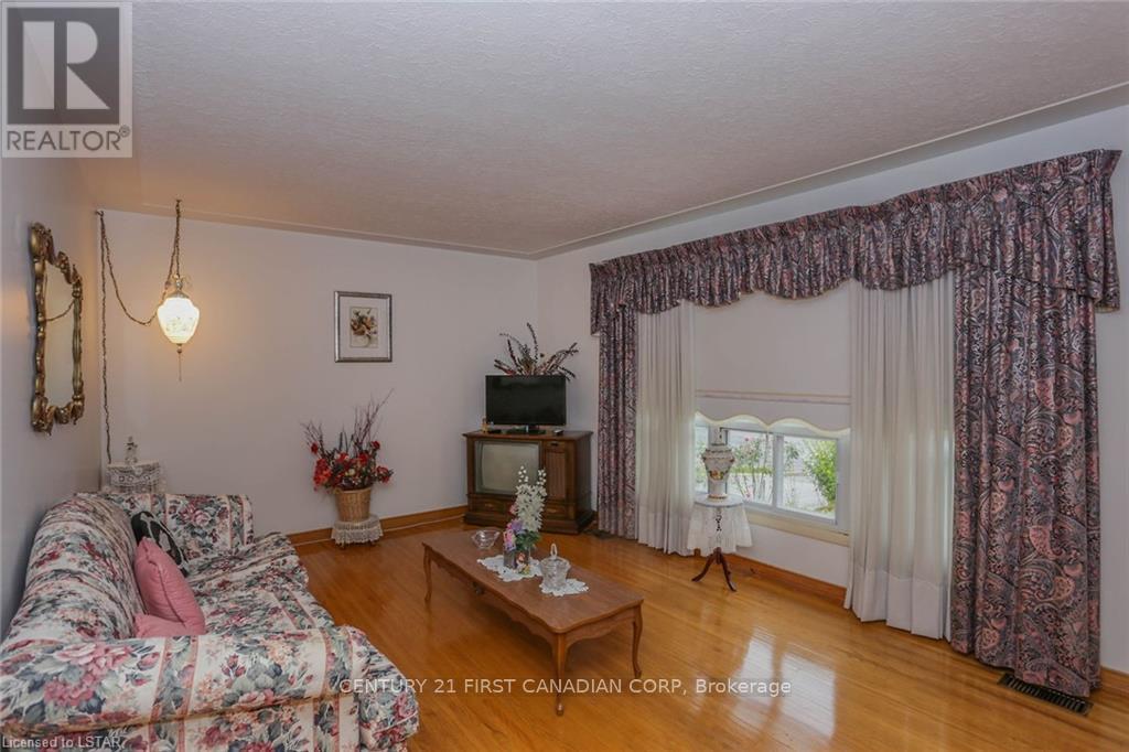268 Burlington Crescent, London South, Ontario  N5Z 3G5 - Photo 2 - X13210674