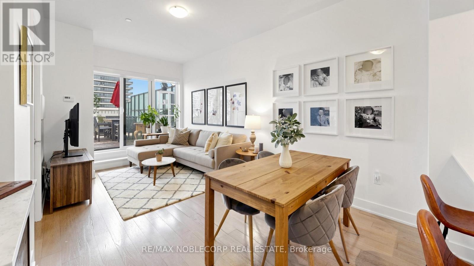 <div class="slider-price">$698,000</div><p>505 - 20 Shore Breeze Drive, Toronto, Ontario</p>