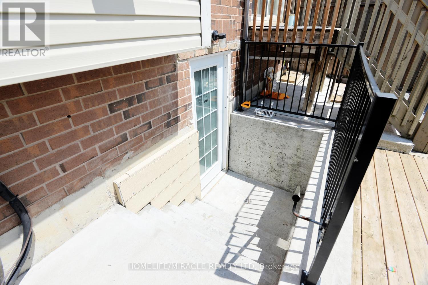 8 Robert Parkinson Drive, Brampton, Ontario  L7A 0Y3 - Photo 34 - W13209658
