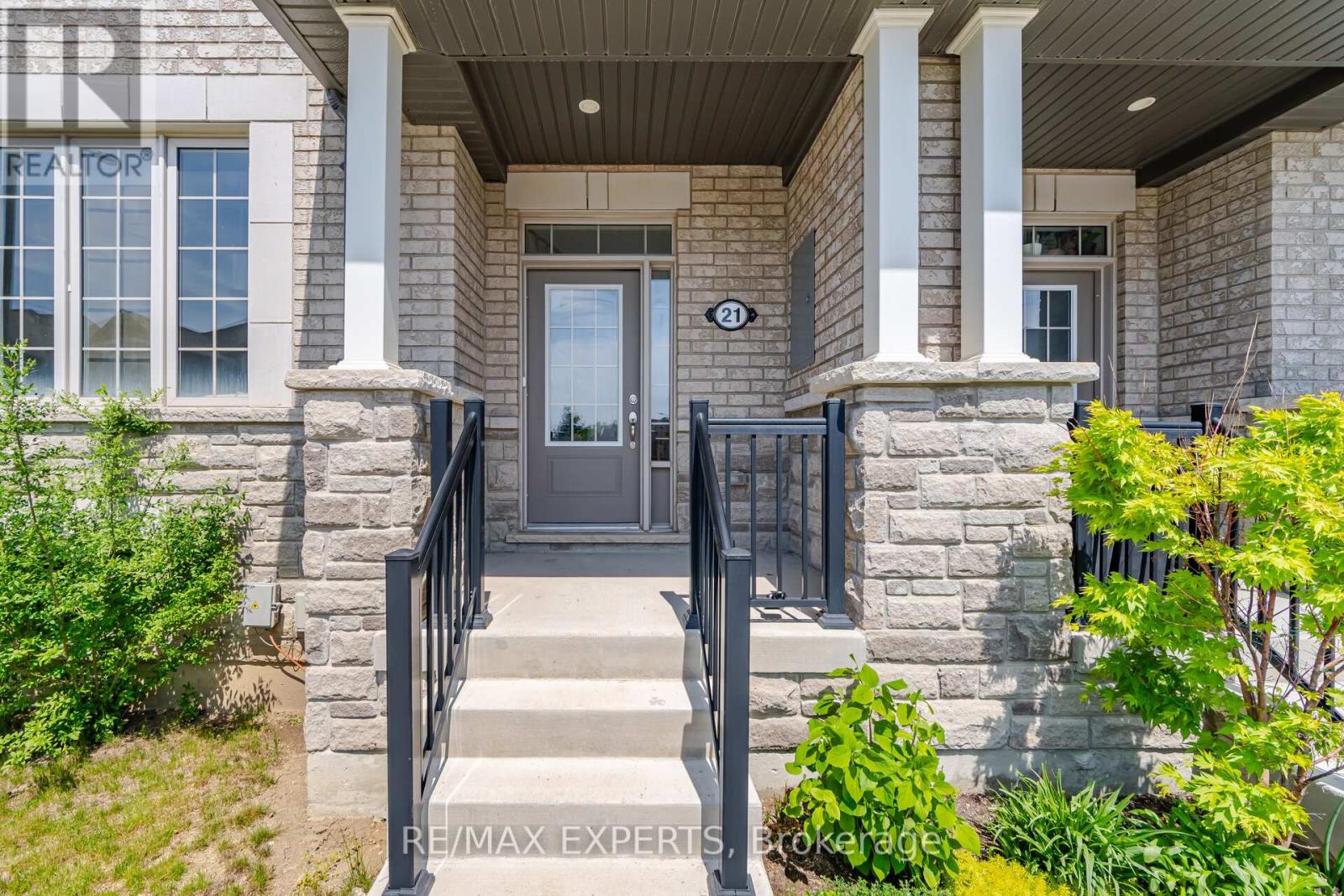 21 Hornchurch Street, Whitby, Ontario  L1P 0J3 - Photo 3 - E13210708