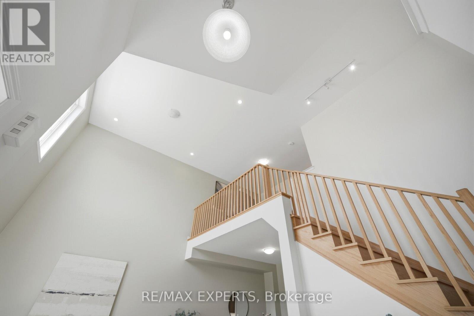 21 Hornchurch Street, Whitby, Ontario  L1P 0J3 - Photo 5 - E13210708