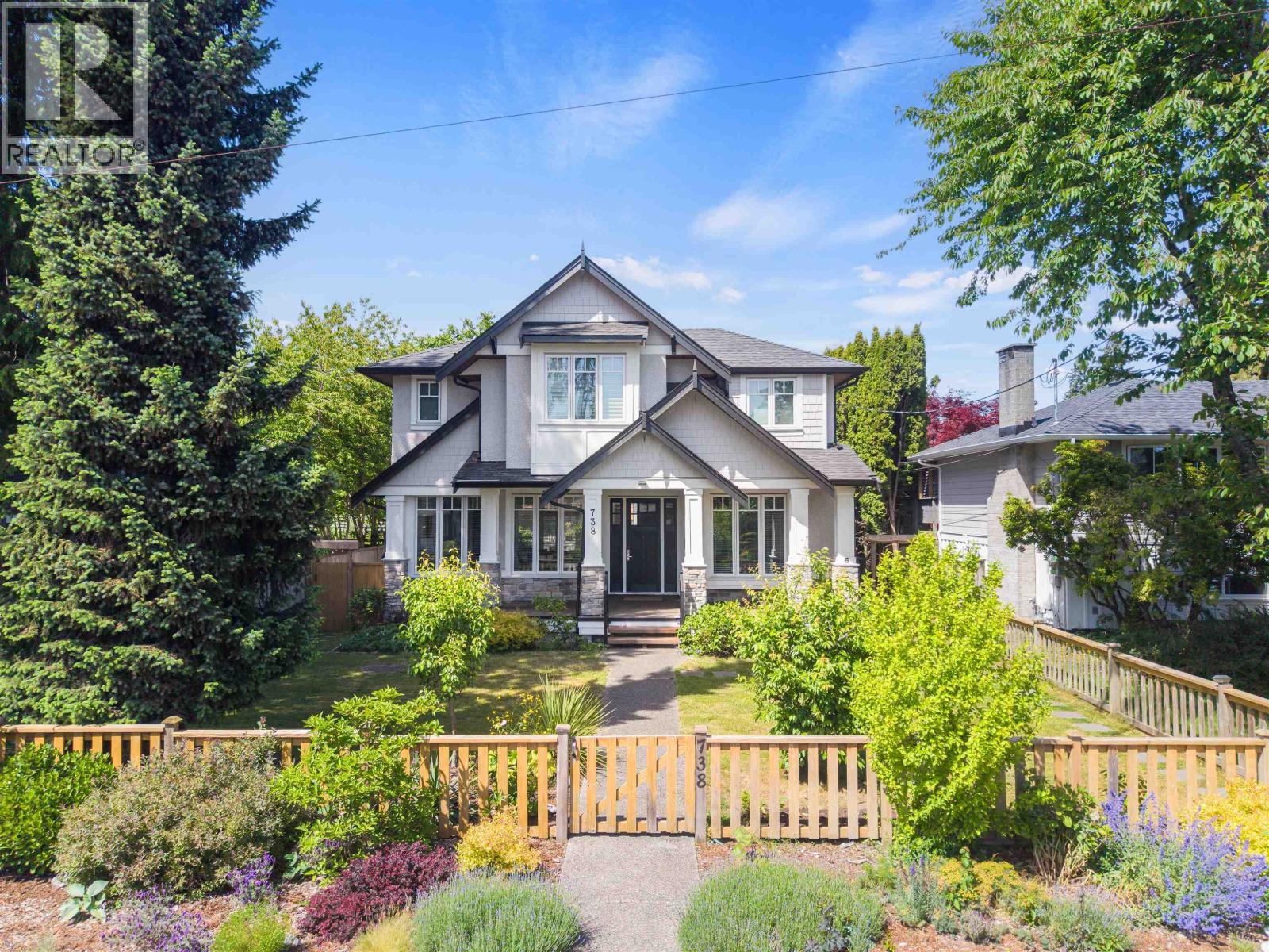 738 E 13TH STREET, North Vancouver, British Columbia
