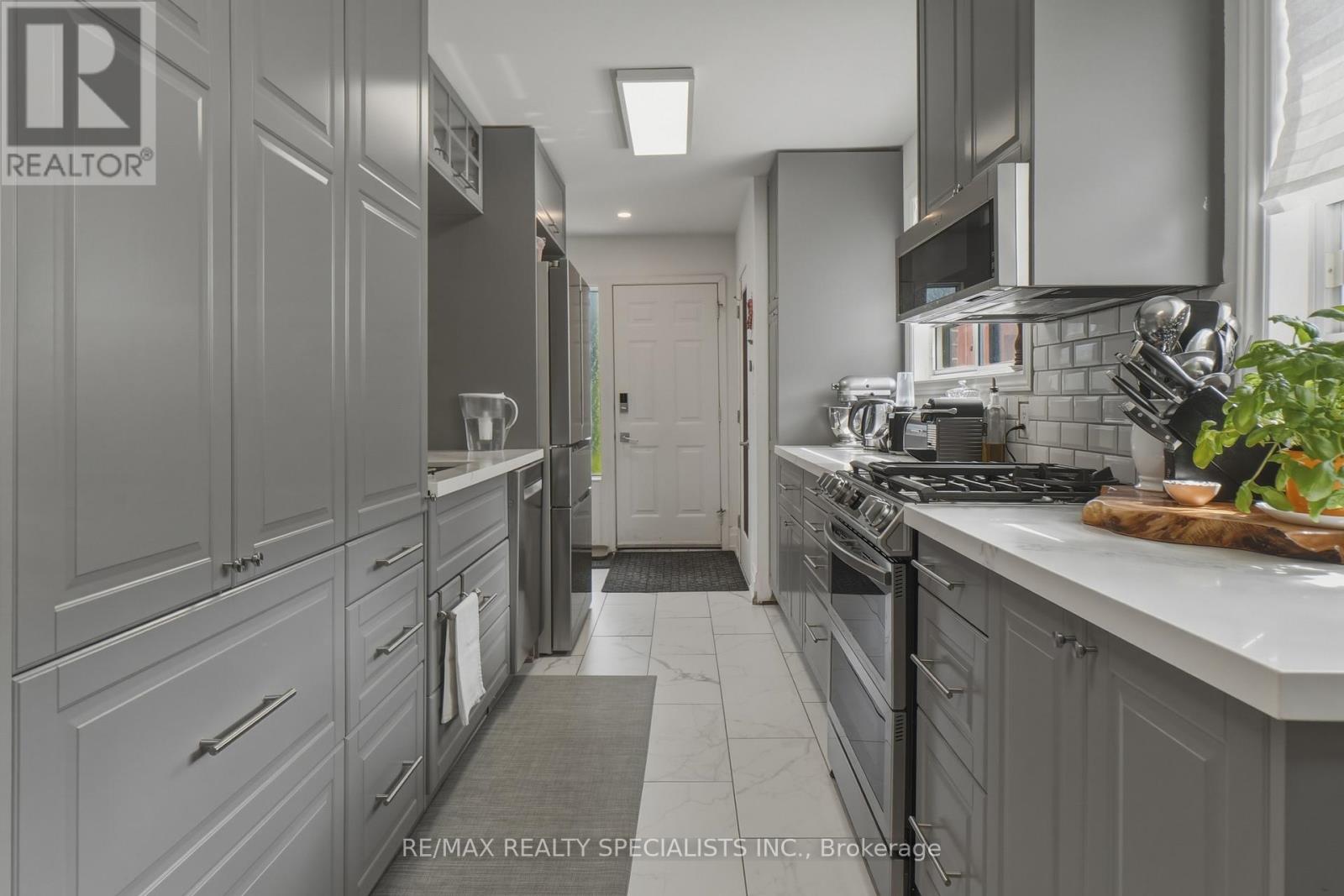 34 Alphonsus Court, New Tecumseth, Ontario  L0G 1W0 - Photo 5 - N13210586