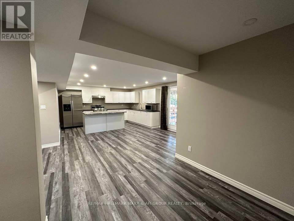 33 Camelot Square, Barrie, Ontario  L4M 0C3 - Photo 3 - S13210656