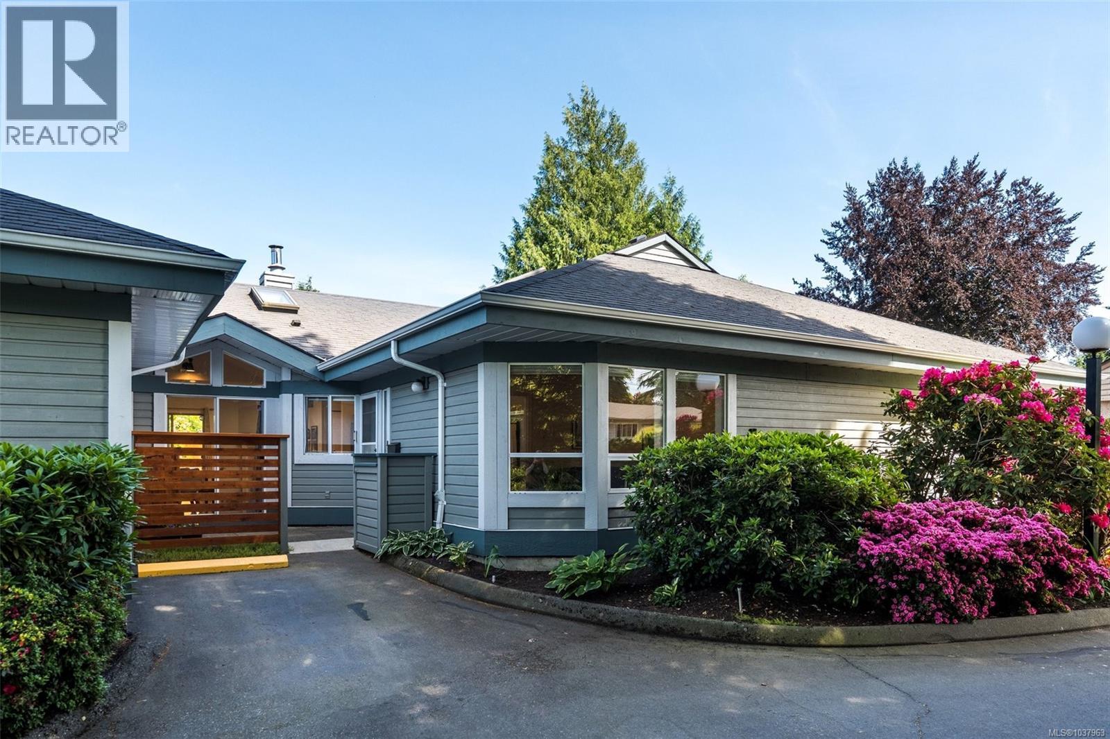 4 3221 Wordsworth St, Saanich, British Columbia V8P 4B7 - Photo 1 - 1037963